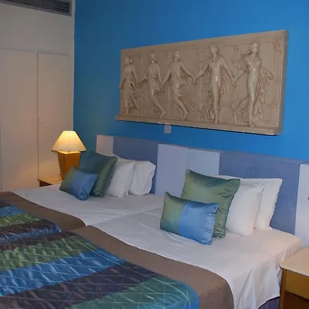 The Caravel Hotel 2*
