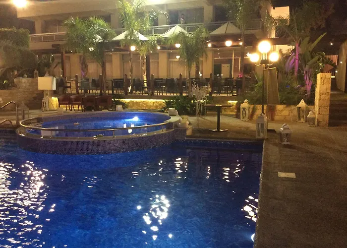 The Caravel Hotel 2*