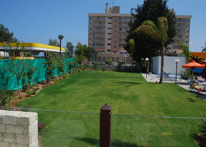 The Caravel Hotel 2*